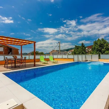 Ferienwohnung In Mit Terrasse, Gemeinsamem Pool Und Grill Und Panoramablick * נובי ווינודולסקי